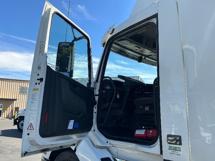 2019 Volvo VNL 300 — photo 9