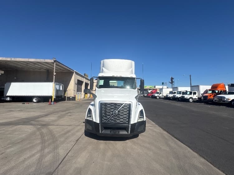 2019 Volvo VNL 300 — photo 2