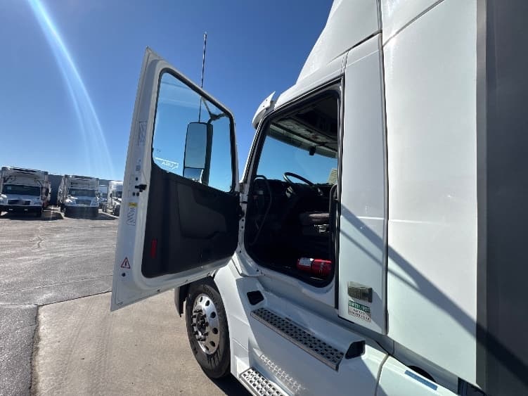 2019 Volvo VNL 300 — photo 9
