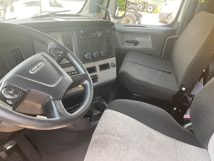 2019 Freightliner Cascadia — photo 10