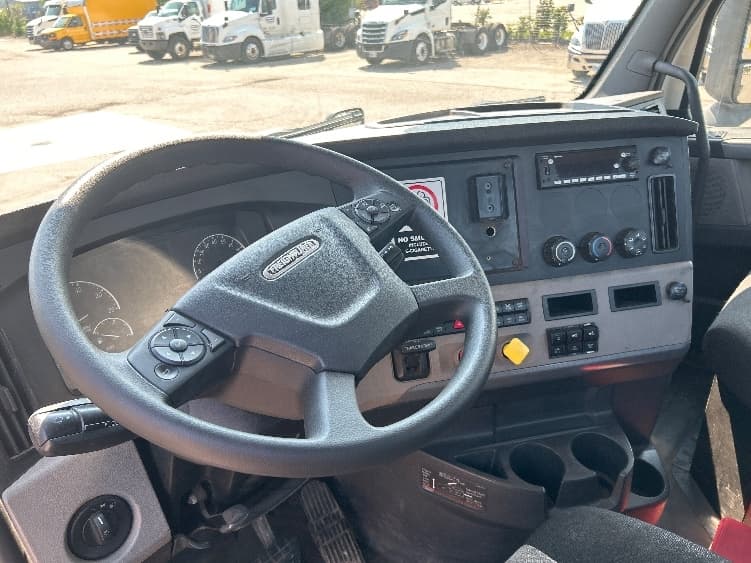 2019 Freightliner Cascadia — photo 9