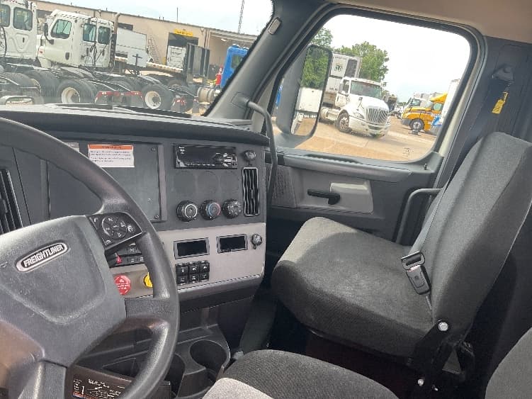 2019 Freightliner Cascadia — photo 10