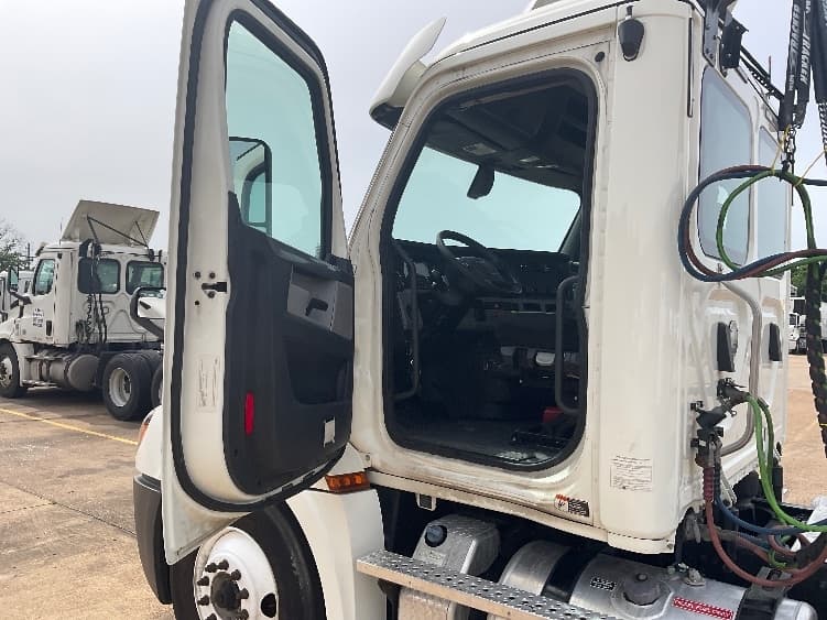 2019 Freightliner Cascadia — photo 9