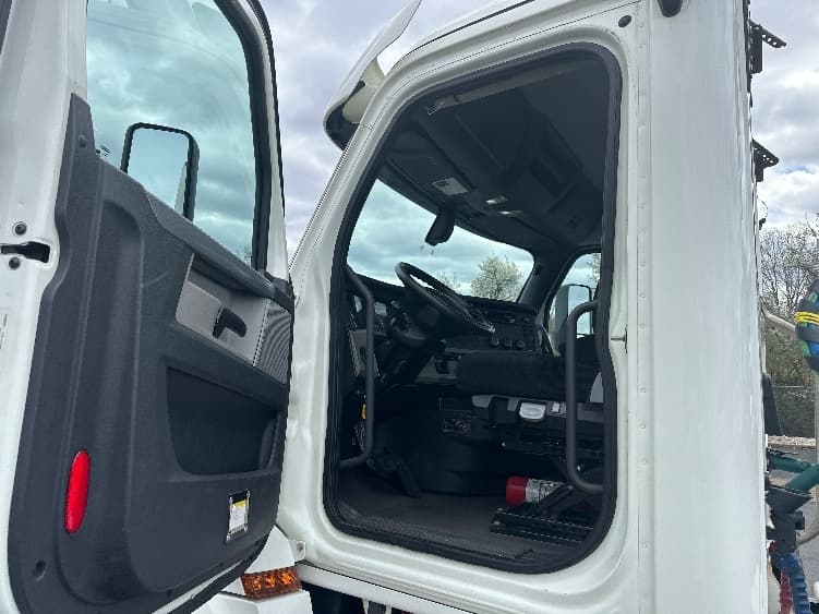 2019 Freightliner Cascadia — photo 9