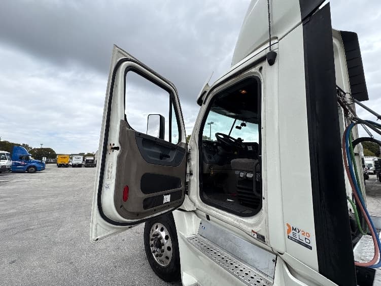 2019 Freightliner Cascadia — photo 9