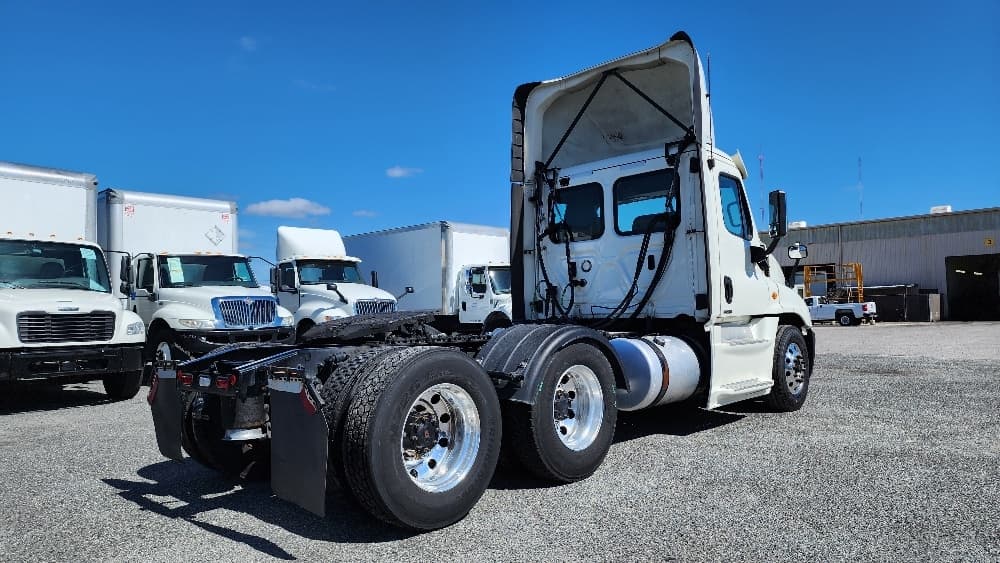 2019 Freightliner Cascadia — photo 7