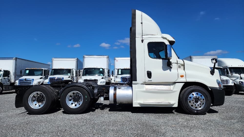 2019 Freightliner Cascadia — photo 8