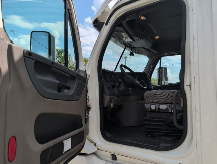 2019 Freightliner Cascadia — photo 9