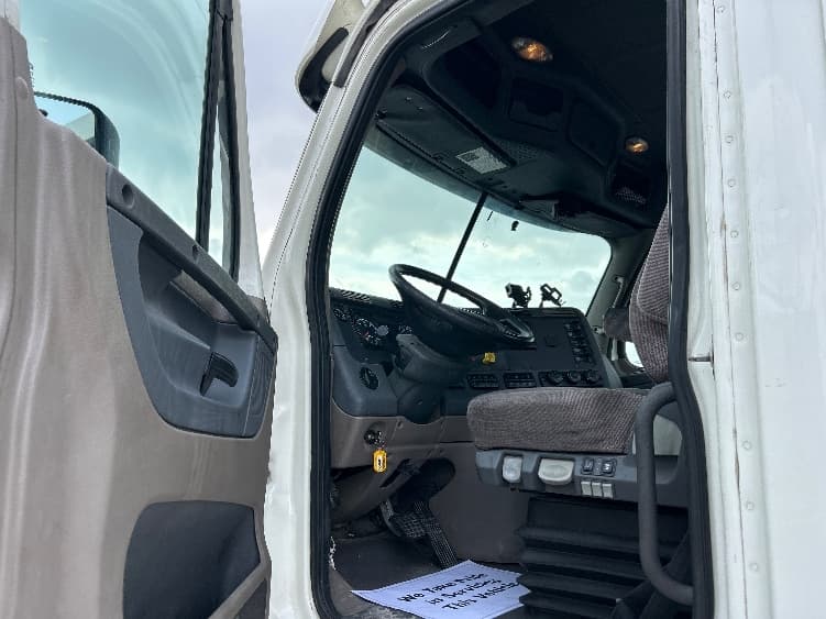 2019 Freightliner Cascadia — photo 9