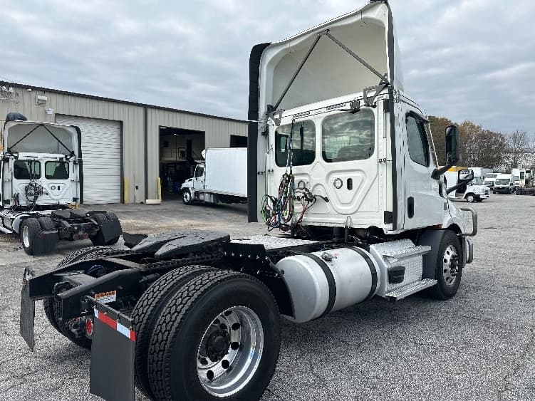 2020 Freightliner Cascadia — photo 7
