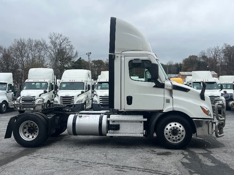 2020 Freightliner Cascadia — photo 8