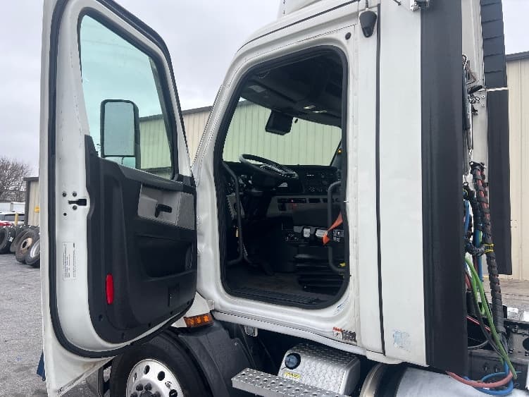 2020 Freightliner Cascadia — photo 9