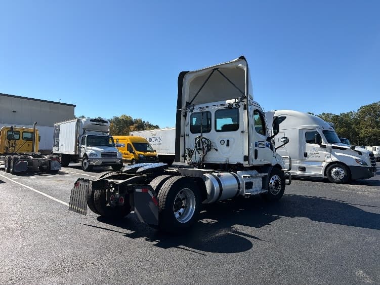 2020 Freightliner Cascadia — photo 7