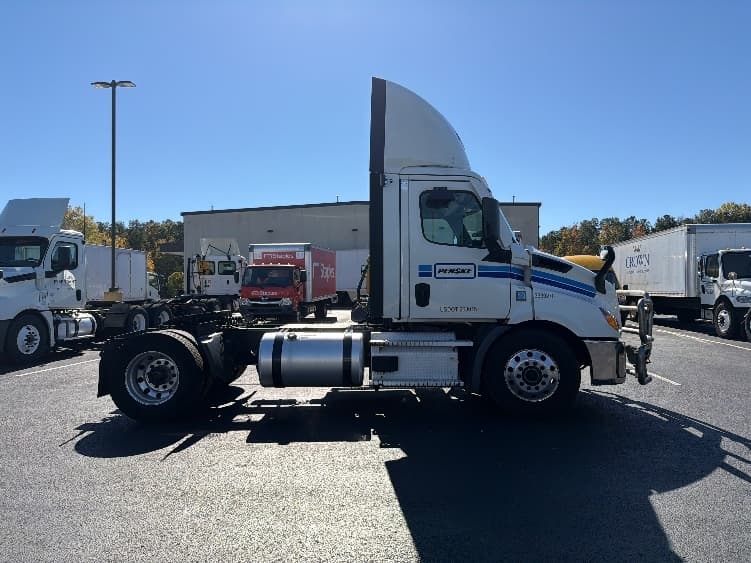 2020 Freightliner Cascadia — photo 8