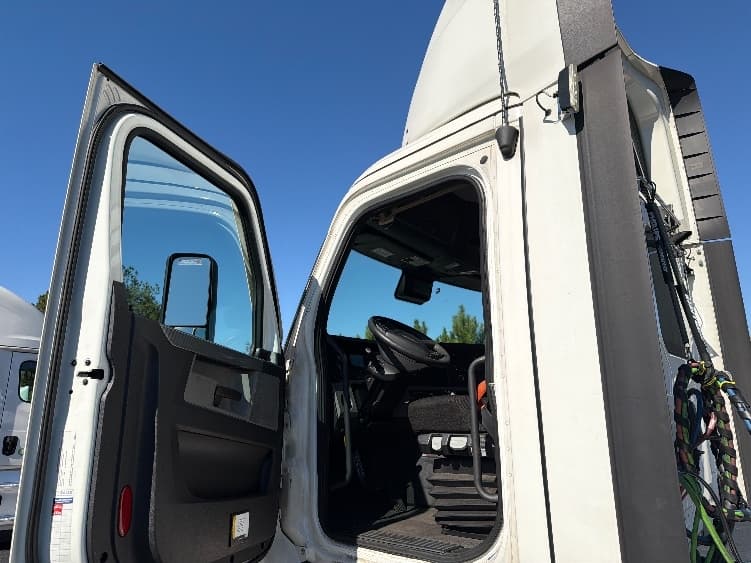 2020 Freightliner Cascadia — photo 9