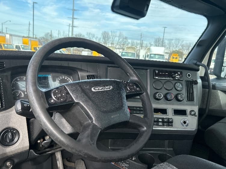 2020 Freightliner Cascadia — photo 10