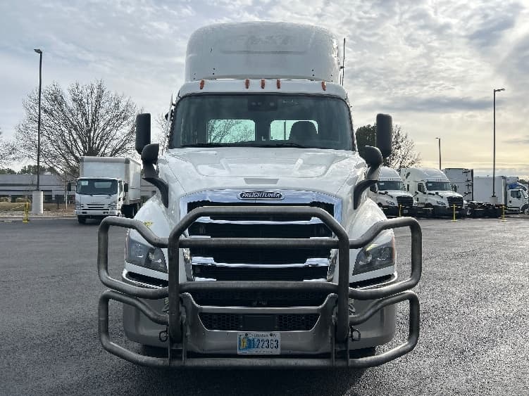 2020 Freightliner Cascadia — photo 2