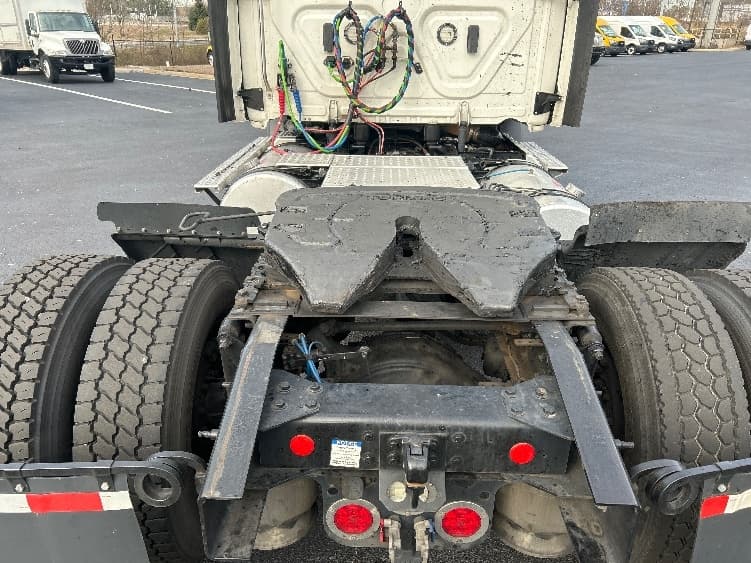 2020 Freightliner Cascadia — photo 6