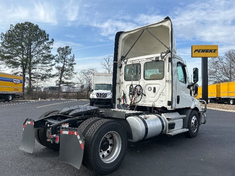 2020 Freightliner Cascadia — photo 7