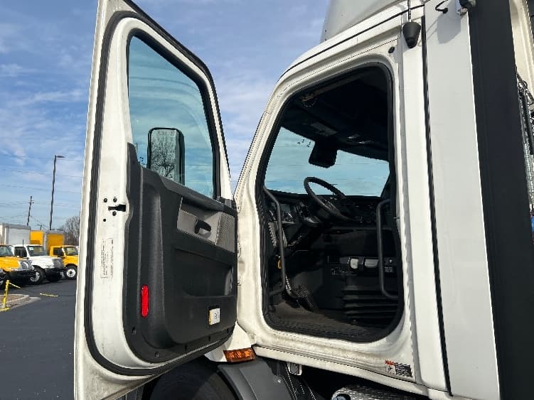 2020 Freightliner Cascadia — photo 9