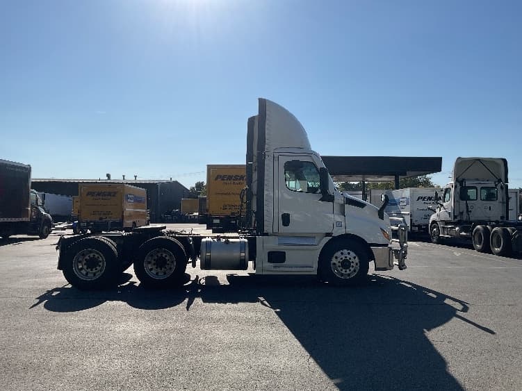 2021 Freightliner Cascadia — photo 8