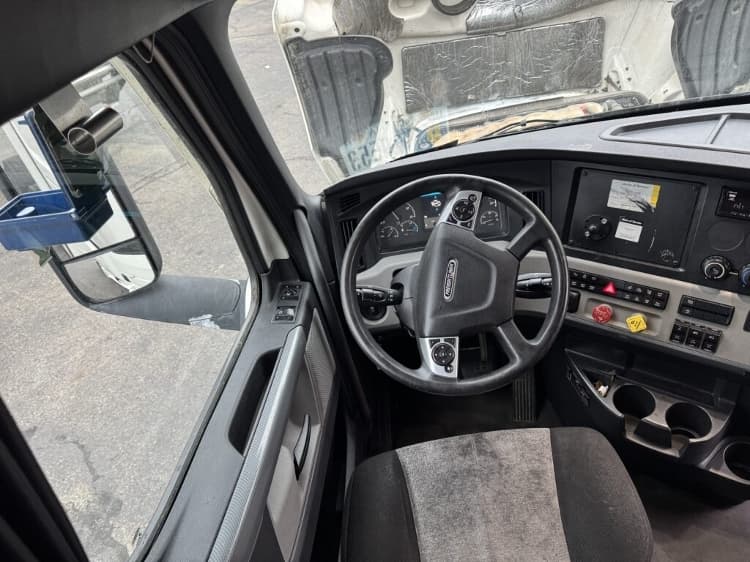 2021 Freightliner Cascadia — photo 10
