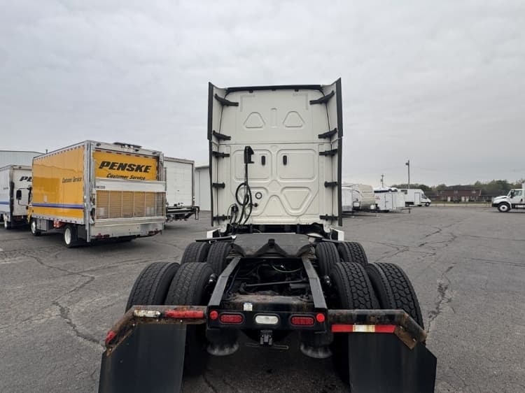 2021 Freightliner Cascadia — photo 6
