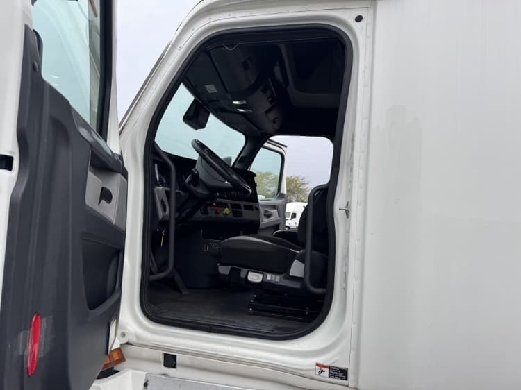 2021 Freightliner Cascadia — photo 9