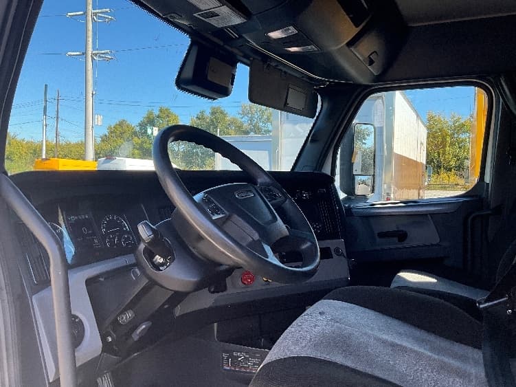 2021 Freightliner Cascadia — photo 10