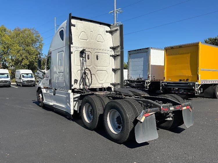 2021 Freightliner Cascadia — photo 5