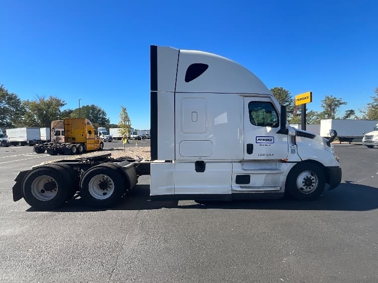 2021 Freightliner Cascadia — photo 8