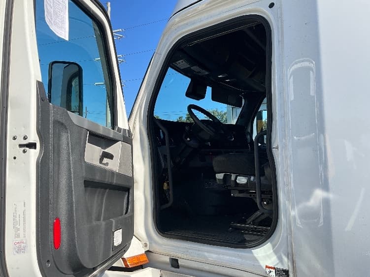2021 Freightliner Cascadia — photo 9