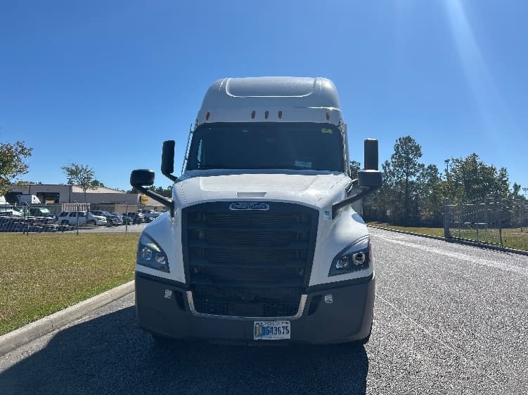 2021 Freightliner Cascadia — photo 2