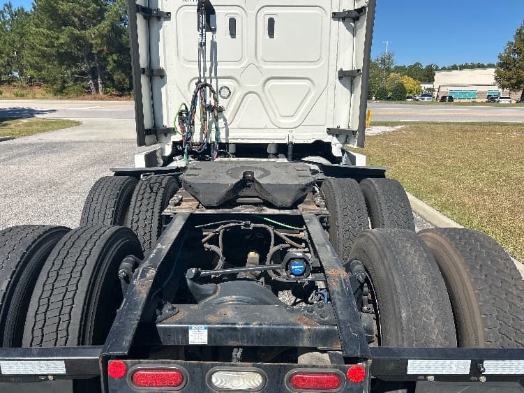 2021 Freightliner Cascadia — photo 6