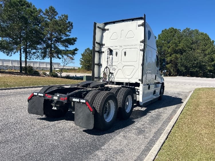 2021 Freightliner Cascadia — photo 7