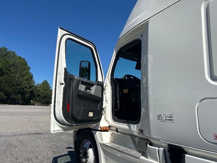 2021 Freightliner Cascadia — photo 9