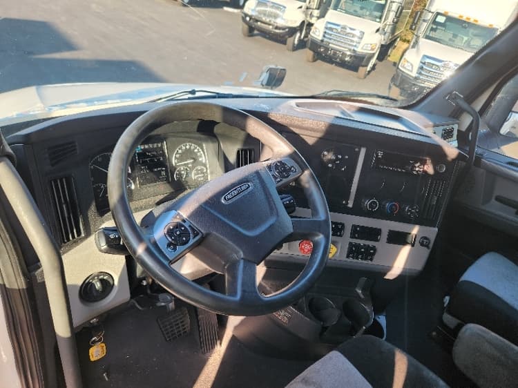 2021 Freightliner Cascadia — photo 10