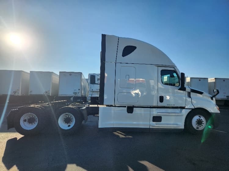 2021 Freightliner Cascadia — photo 8