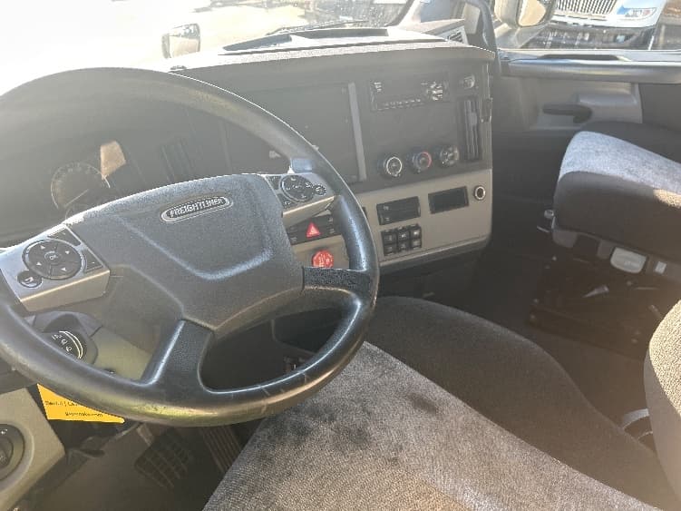2021 Freightliner Cascadia — photo 10