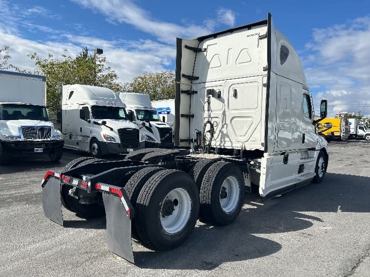 2021 Freightliner Cascadia — photo 7