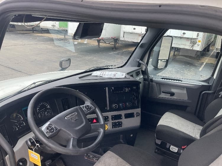 2021 Freightliner Cascadia — photo 9