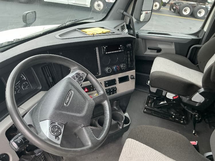 2021 Freightliner Cascadia — photo 10