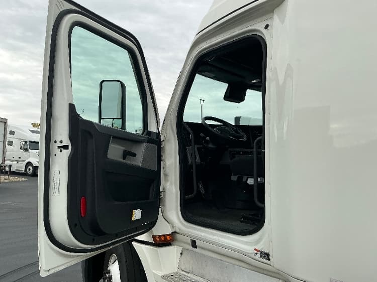 2021 Freightliner Cascadia — photo 9