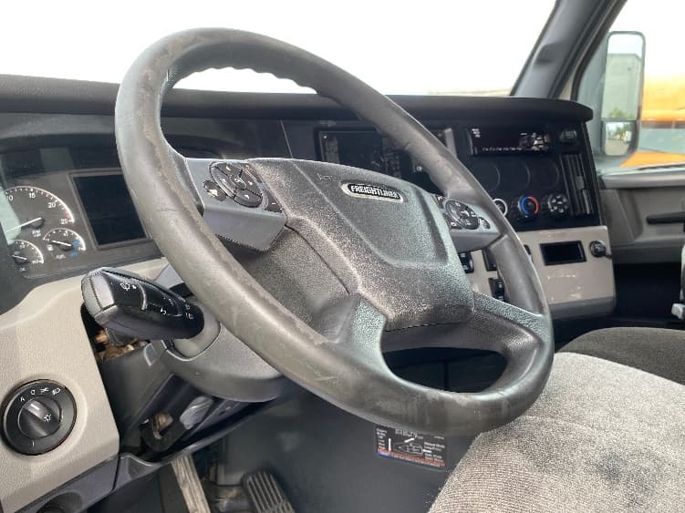 2021 Freightliner Cascadia — photo 10