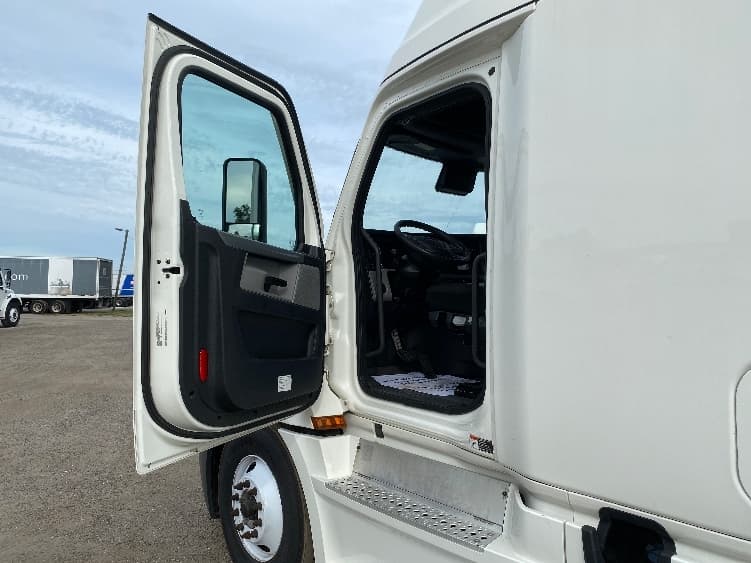2021 Freightliner Cascadia — photo 9