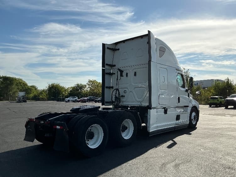2021 Freightliner Cascadia — photo 7