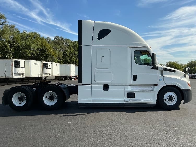 2021 Freightliner Cascadia — photo 8