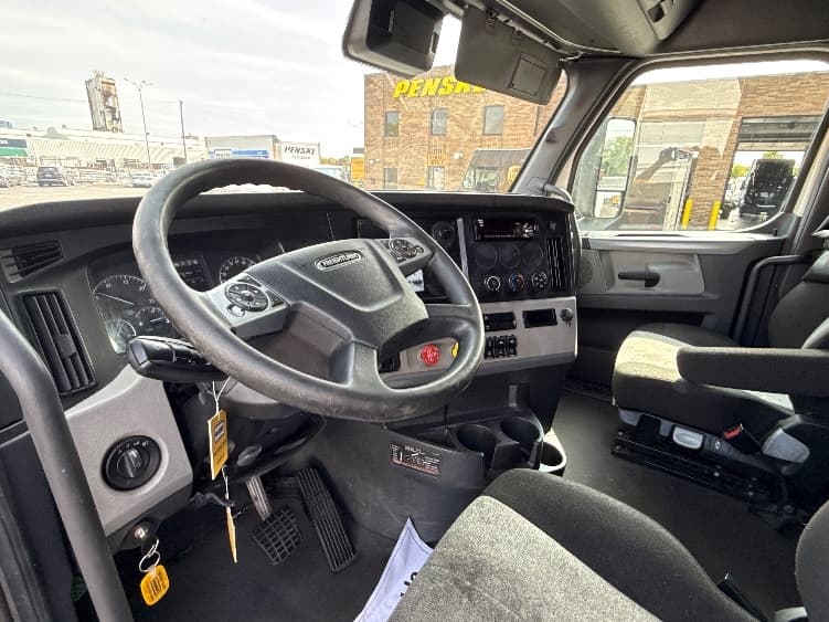 2021 Freightliner Cascadia — photo 10