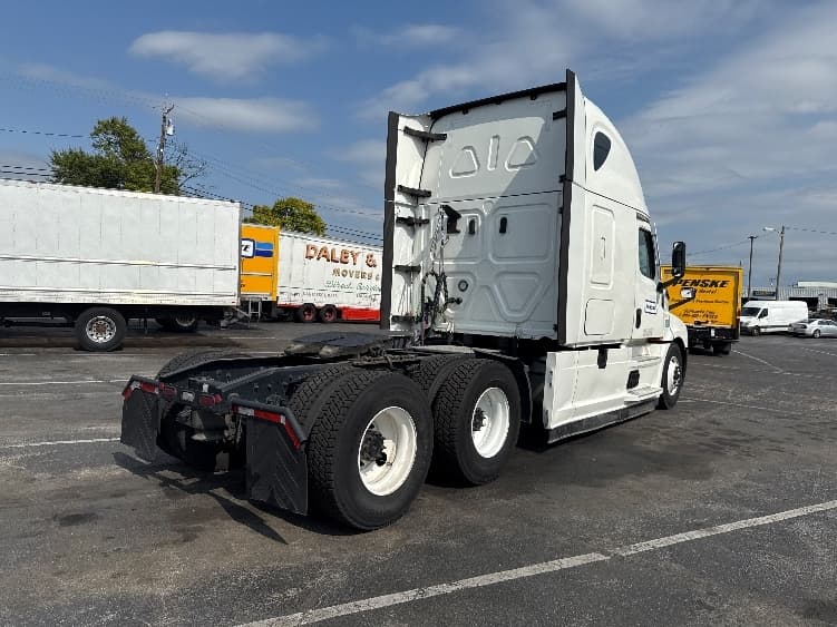 2021 Freightliner Cascadia — photo 7