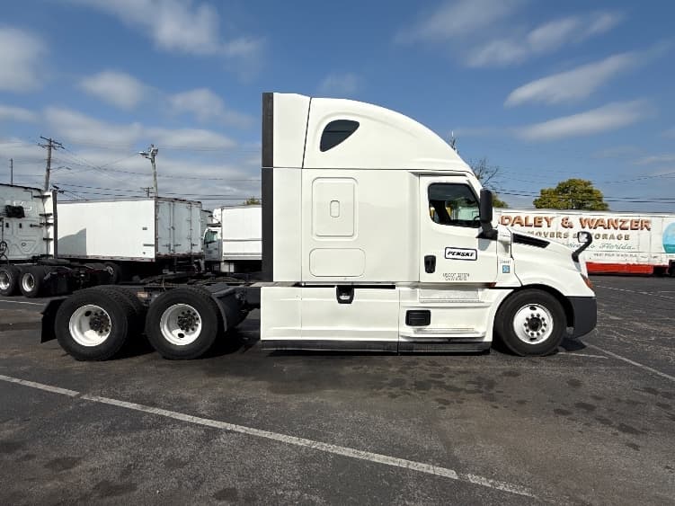 2021 Freightliner Cascadia — photo 8